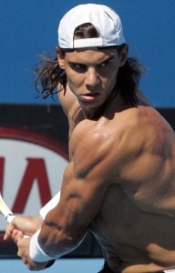 Rafael-Nadal-sin-camiseta-muy-concentrado-durante-un-entrenamiento-en-Melbourne-preparatorio-para-el-Abierto-de-Australia-1131