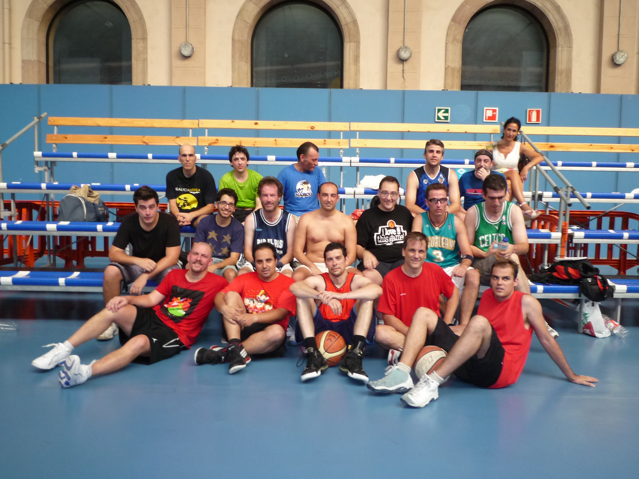 FOTO DE GRUPO. De izquierda a derecha: nojavino, incubus10000, panasuzuka, flagrant, alejluther, María y María Jesús (fila superior). marc, leynar, russkyi, Cap_Centollo,  Tio Willy, dondelaebriedad y mottet (fila central). Aupa_Rojillos, ikerinho2005, Chris Mullin, lagartijaomega y evanbcn (fila inferior)