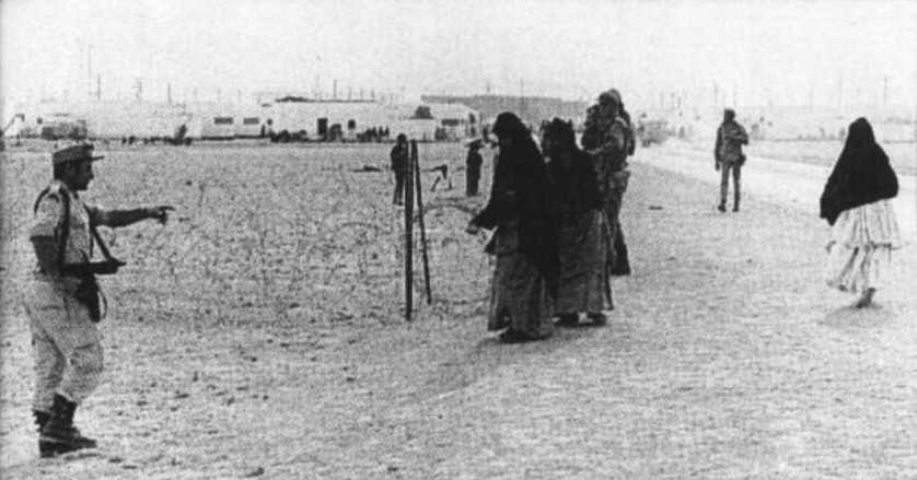 Saharauis intentanto fugarse durante la evacuación española