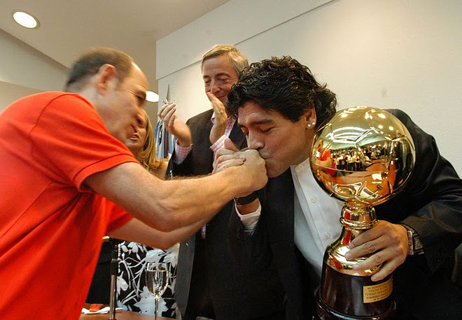 Maradona besa la mano de Bochini