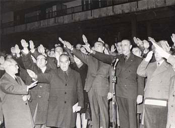 Fraga realizando el saludo fascista