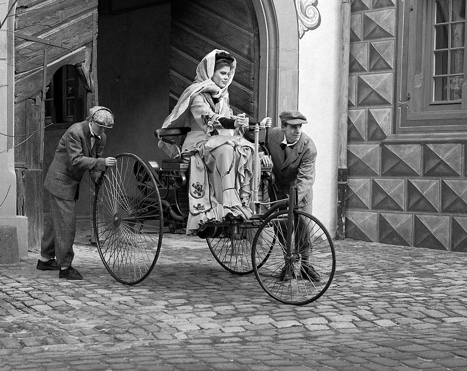 Bertha Benz iniciando el primer viaje de la historia...