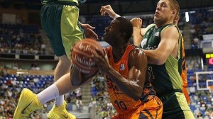 Sato amaga ante sus defensores