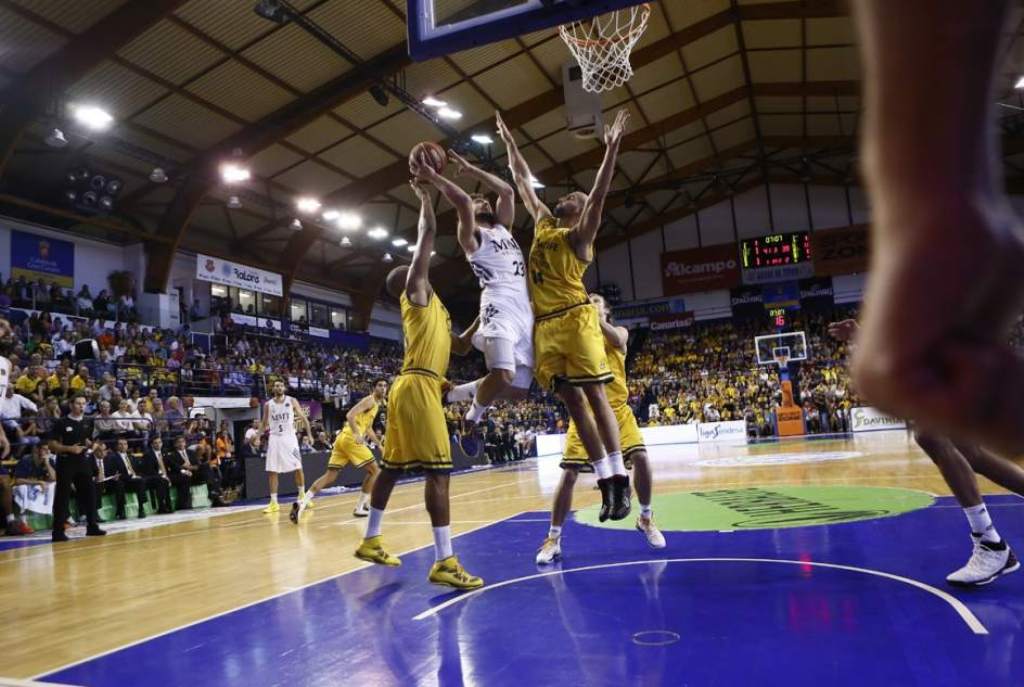 Penetración de Llull ante Xavi Rey y Báez