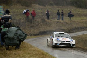 Sebastien Ogier atacando a fondo para recuperar diferencias...Copyright Bildagentur Kräling