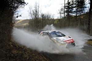 Meeke sorteando uno de los múltiples charcos de la calzada.Copyright François Baudin