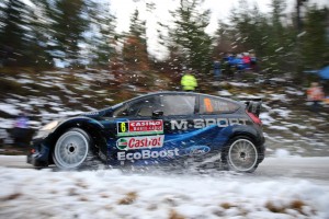 El joven galés Elfyn Evans sorprendía rodando por delante de su compañero.Copyright FIA