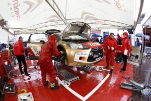 Asistencia del equipo Citroën...Copyright FIA