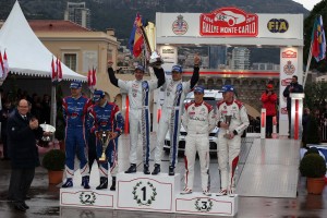 El principe Alberto de Mónaco entrega los trofeos a los vencedoresCopyright FIA