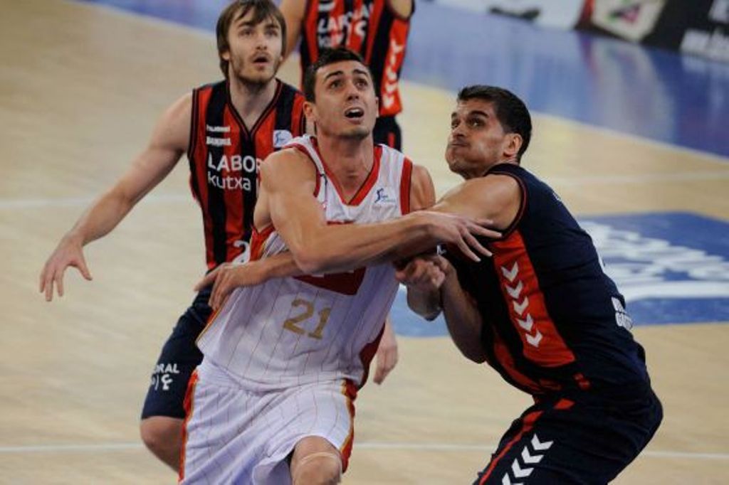 Lucha por el rebote Baskonia y Cai