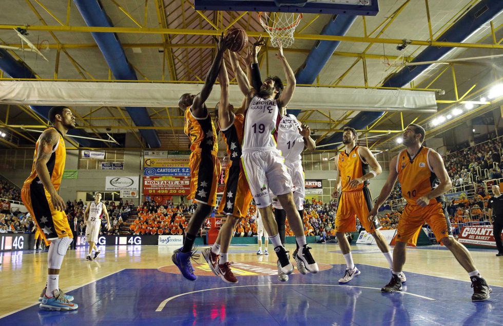 Lucha por el rebote Fuenlabrada y Baskonia