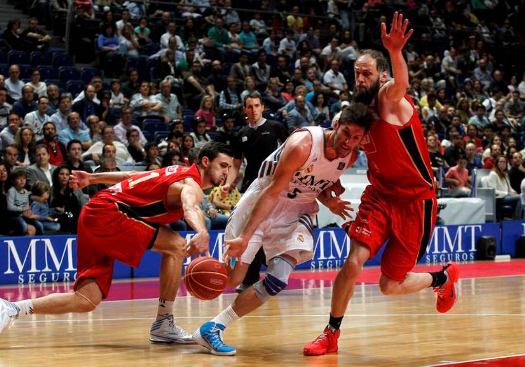 Rudy entre jugadores del Cai