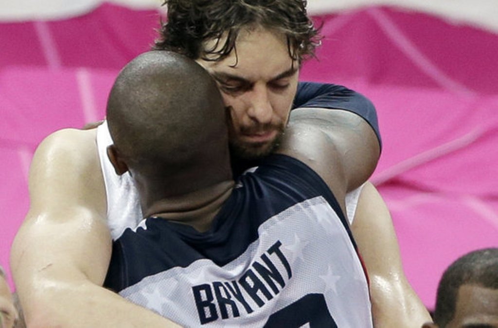 Kobe-Bryant-y-Pau-Gasol-se-funden-en-abrazo