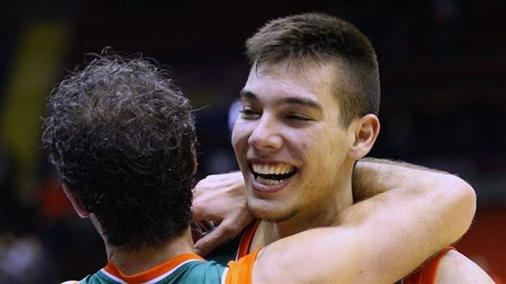 Hernangomez abrazado por Berni