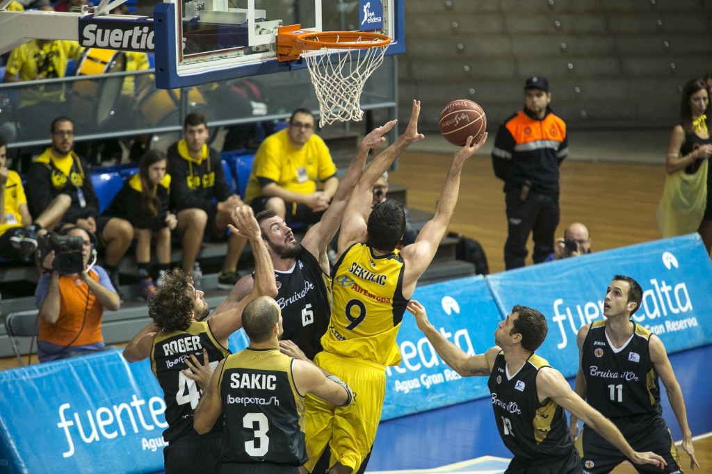 Sekulic encesta rodeado de jugadores de Manresa