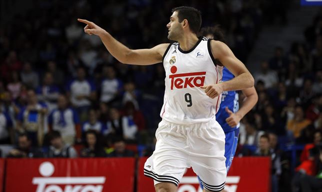 Felipe Reyes señala en el partido contra Gipuzkoa Basket