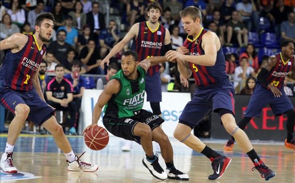 Mallet rodeado por jugadores del Barça