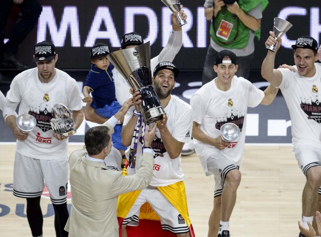 Real Madrid's forward Felipe Reyes (C) and players celebrate after winning the Euroleague Final Four basketball final against Olympiacos Pireus at the Palacio de los Deportes in Madrid on May 17, 2015.    AFP PHOTO / DANI POZO