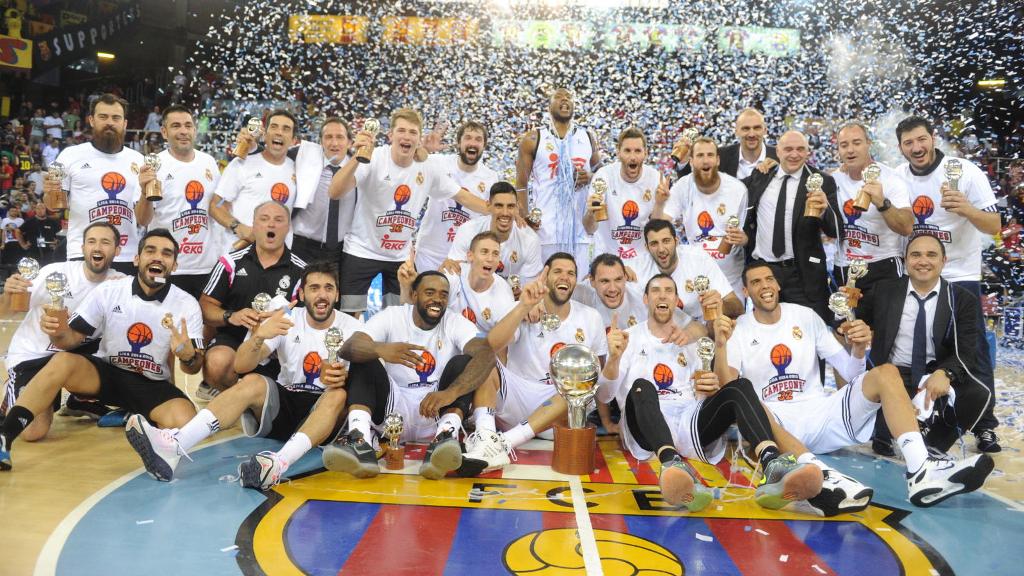 Foto equipo posando con la Liga