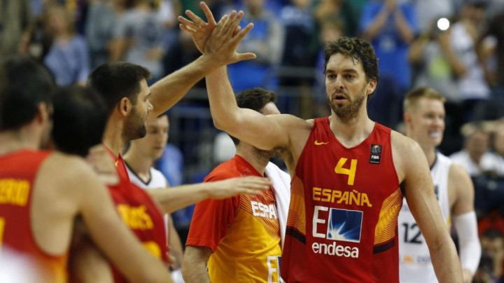 Pau Gasol celebra con el banquillo