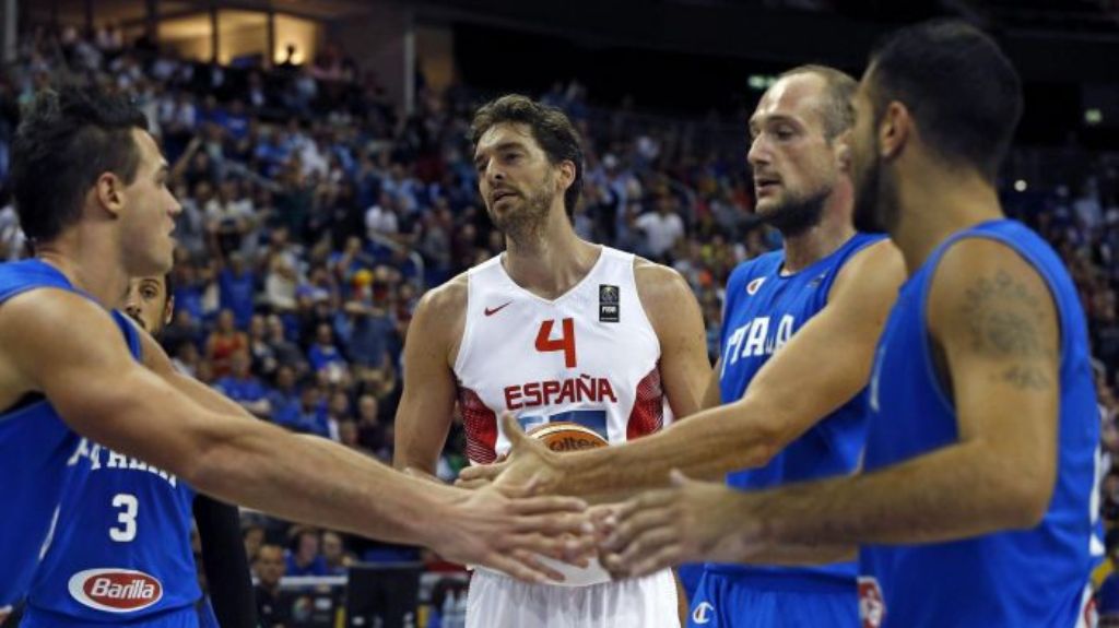 Pau Gasol rodeado de italianos