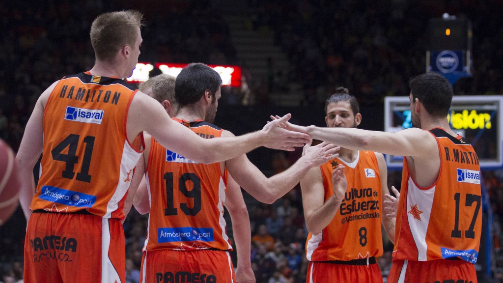 jugadores-Valencia-Basket-celebran-Fuenlabrada
