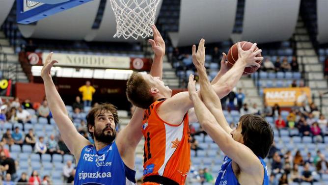 Justin Hamilton intenta anotar entre Doblas y Jordi Grimau