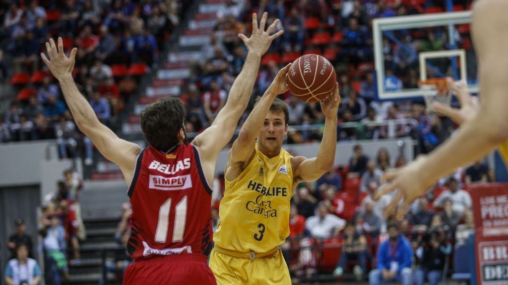 Pangos defendido por Bellas