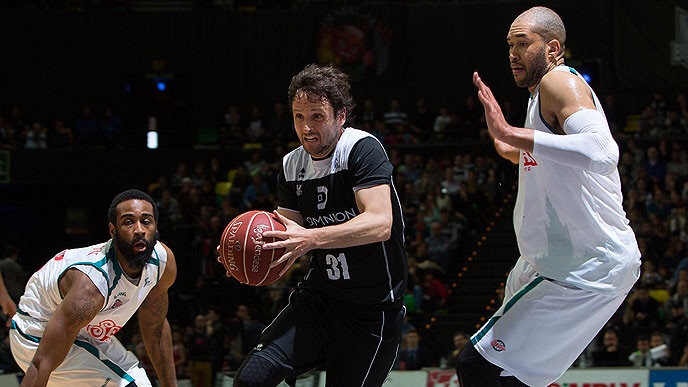 Raúl López supera la defensa de CB Sevilla