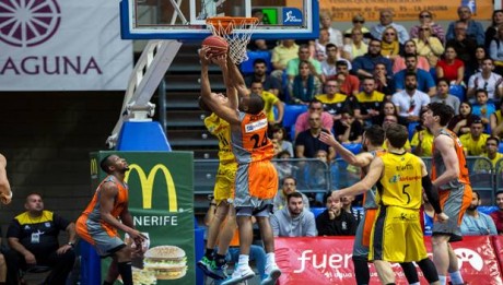 Scott lucha por el rebote con Hanley