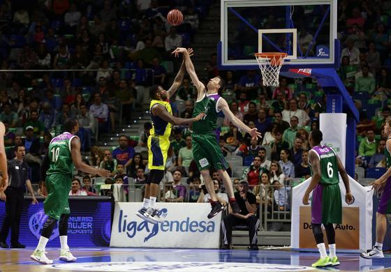 Tapón de Fran Vázquez a Shawn Jones