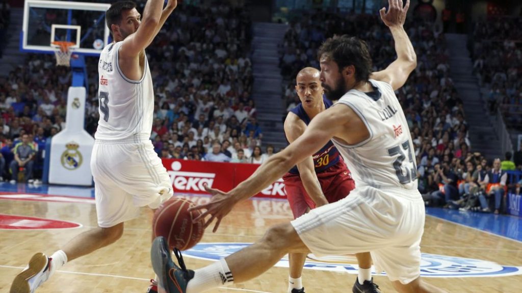 Arroyo intenta dar un pase entre Felipe Reyes y Llull