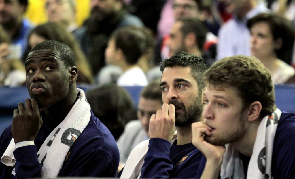 GRA495. A CORUÑA, 18/02/2016.- El pívot Samardo Samuels, el escolta Juan Carlos Navarro y el ala-pívot Alekxandar Vezenkov, del Barcelona Lassa, (i-d) durante el partido corrrespondiente a cuartos de final de la Copa del Rey que se disputó esta noche en el Coliseo de A Coruña, con victoria 73-72 para el Dominion Bilbao Basket. EFE/lavandeira jr