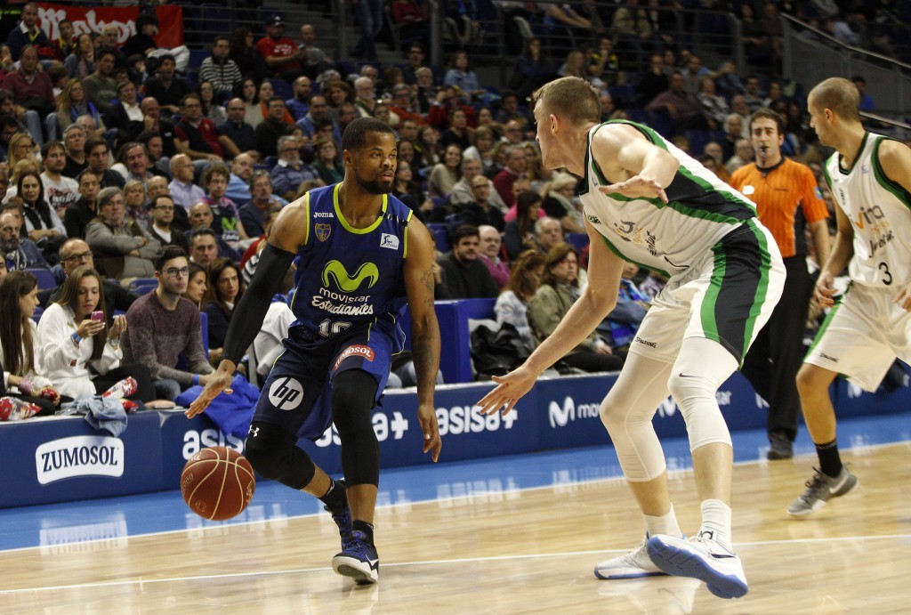 Omar Cook encara al defensor del Joventut