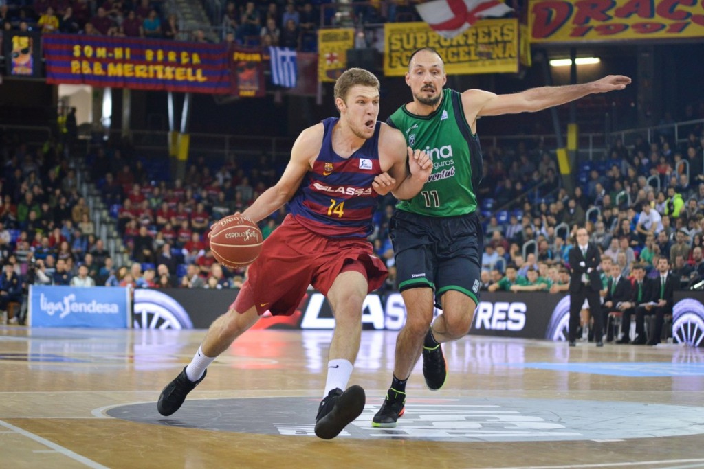 Vezenkov penetra defendido por Luka Bogdanovic