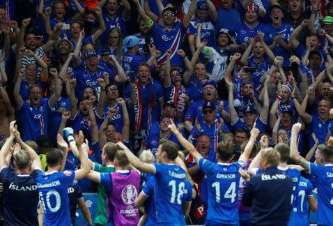 jugadores-islandia-festeja-pase-cuartos-eurocopa-2016