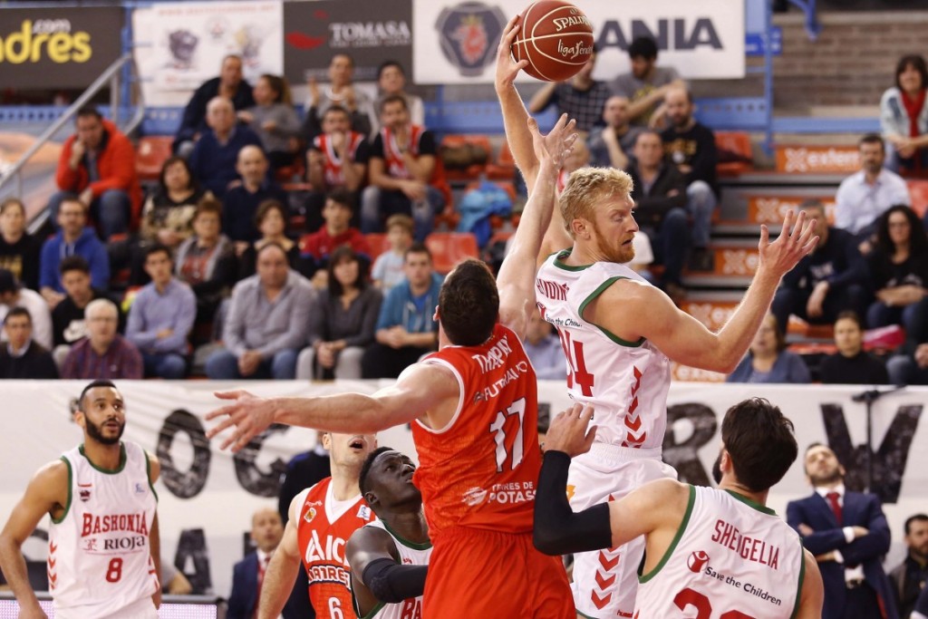 Trapani trata de arrebatar el balón a Budinger