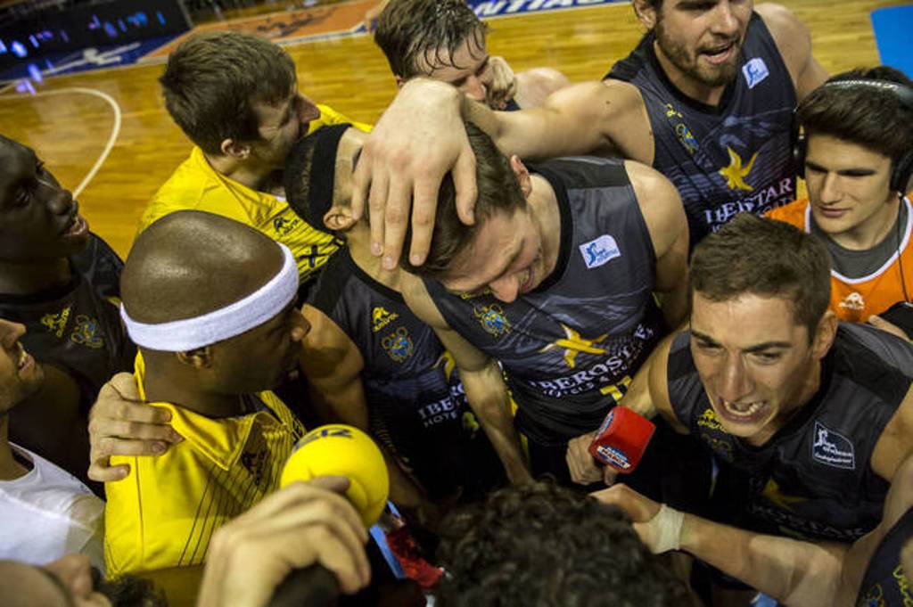 iberostar-tenerife-celebra-la-victoria-contra-el-real-madrid