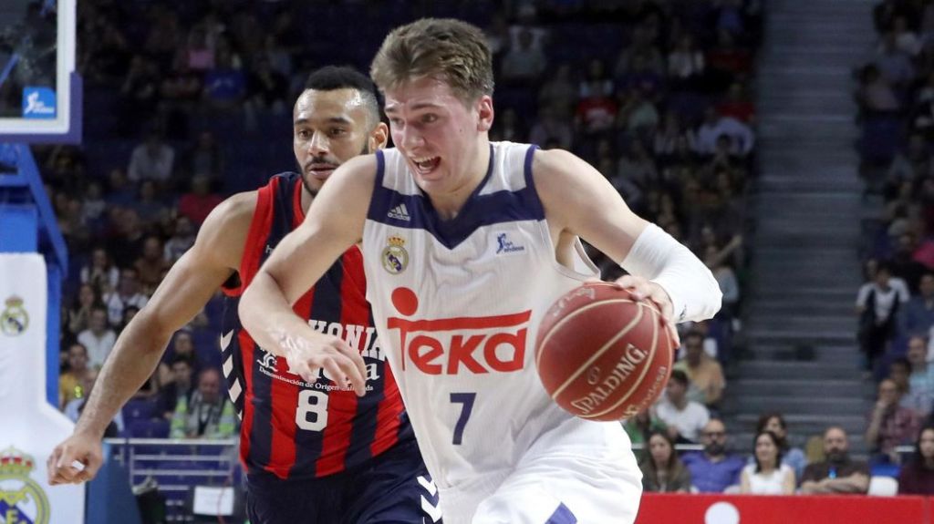 Doncic corre hacia canasta perseguido por Hanga