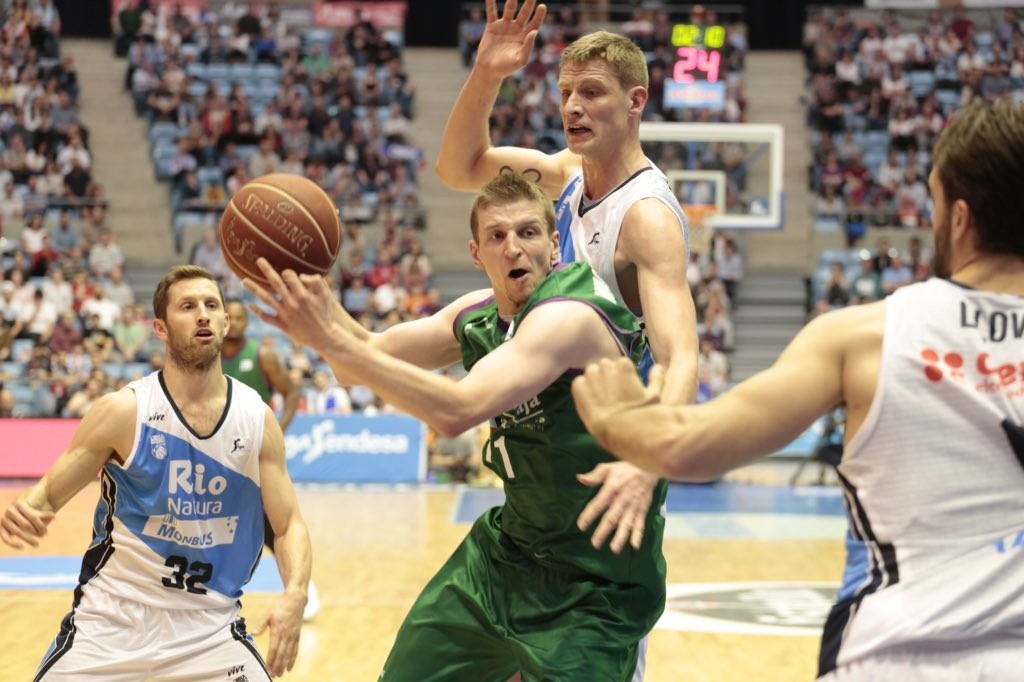 Waczynski rodeado por la defensa de Obradoiro