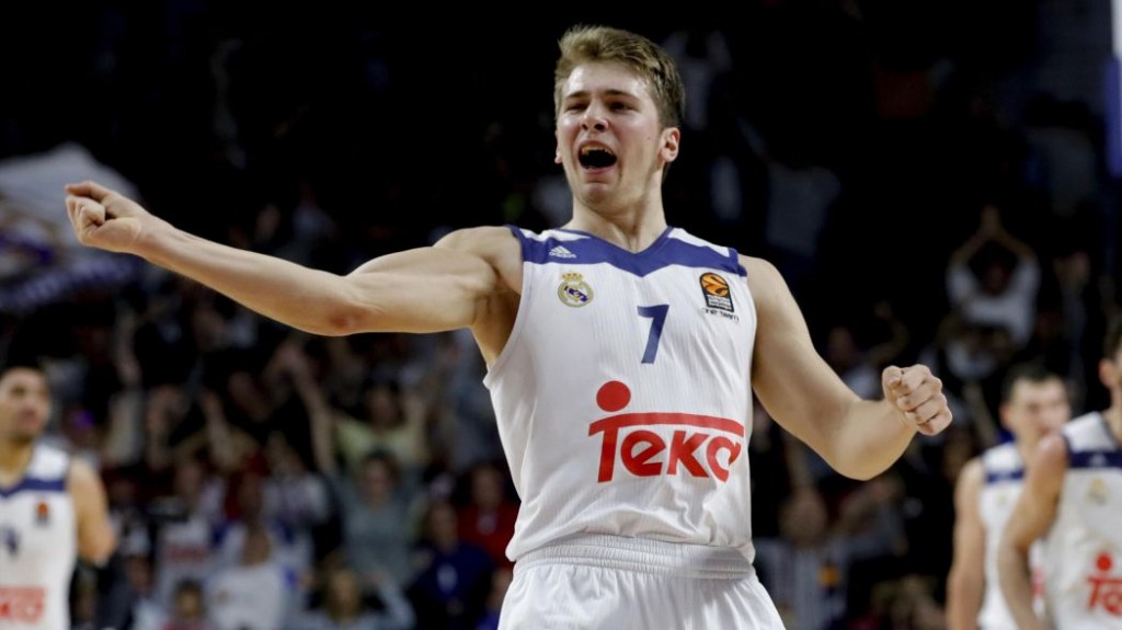 Doncic celebra una jugada