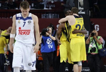 Udoh y Vesely se abrazan mientras Doncic se retira desolado