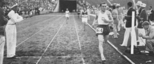 Kusociński cruza la línea de meta como nuevo campeón olímpico de los 10.000m