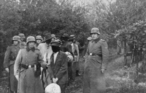 Soldados alemanes conducen a los prisioneros hacia su destino final en Palmiry