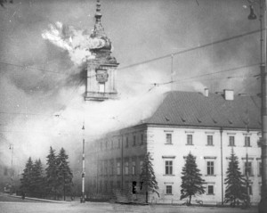 El castillo real de Varsovia en llamas durante el asedio de las tropas alemanas a la ciudad en 1939