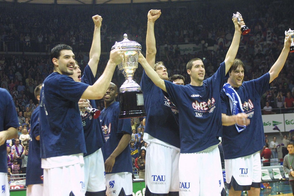 Jugadores de Baskonia con la Copa del Rey 2002