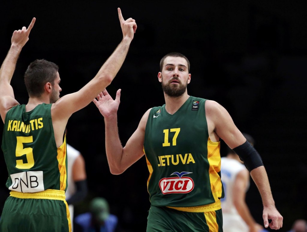 Valanciunas celebra con Kalnietis