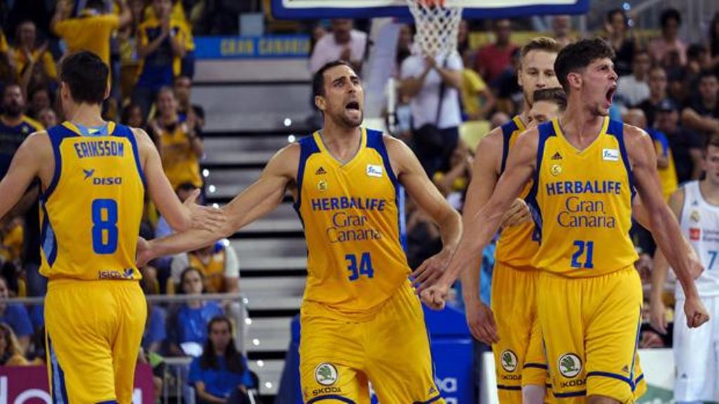 Jugadores de Gran Canaria celebran victoria ante Real Madrid