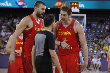 Pau Gasol protesta al árbitro