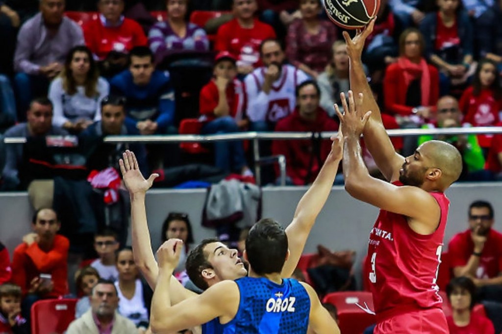 Gary Neal lanza entre dos defensores de GBC